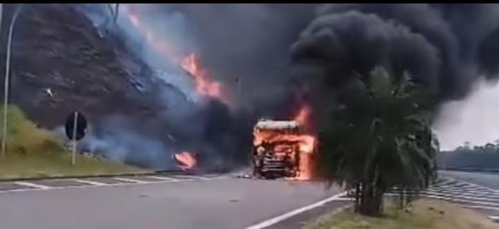 Caminhão em chamas inicia incêndio na Bandeirantes